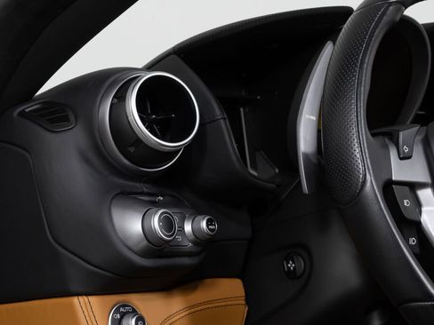 Used 2019 Ferrari Portofino image 32