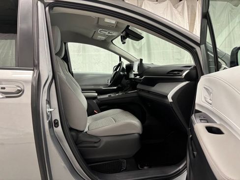 Used 2026 Toyota Sienna LE FWD image 61