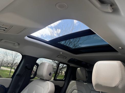 Used 2020 Land Rover Defender 110 SE image 15