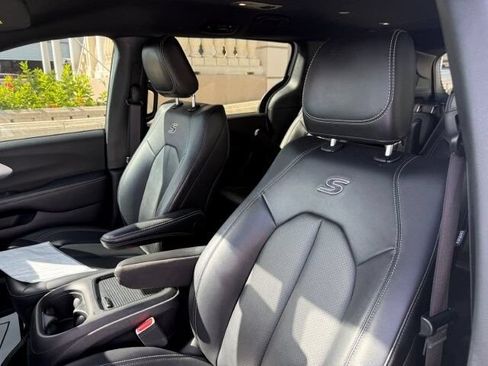 Used 2024 Chrysler Pacifica Limited FWD image 12