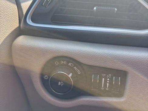Certified 2019 Chrysler Pacifica Touring-L image 3