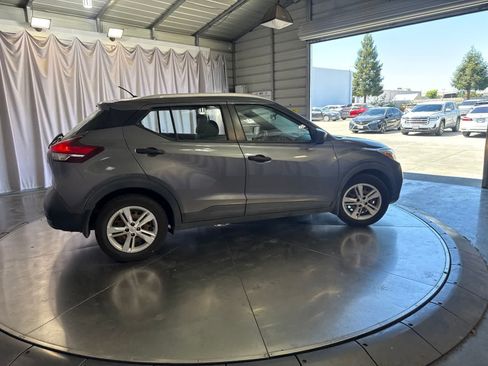 Used 2019 Nissan Kicks S FWD image 3