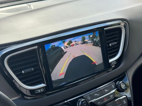 Used 2025 Chrysler Pacifica Select image 24