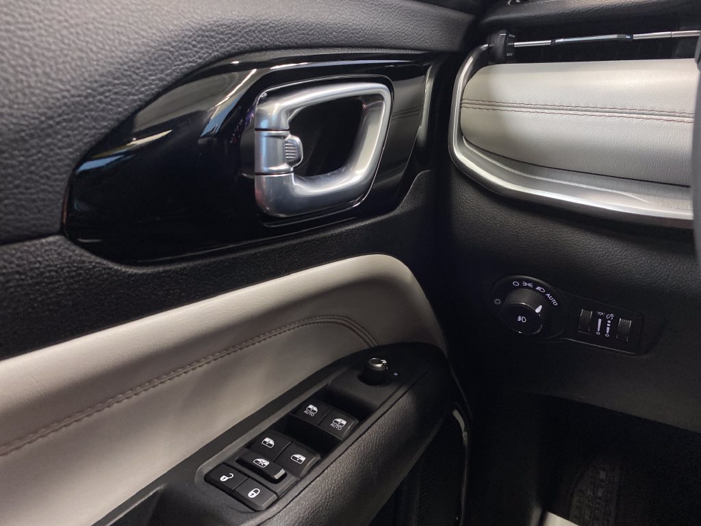 Certified 2025 Jeep Compass Limited AWD/4WD image 24
