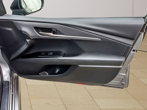 Used 2025 Toyota Camry SE FWD image 19