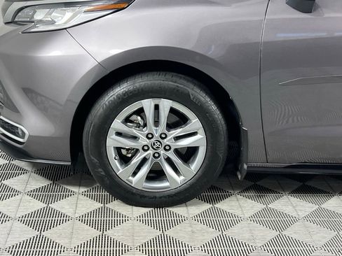 Used 2023 Toyota Sienna Limited image 12
