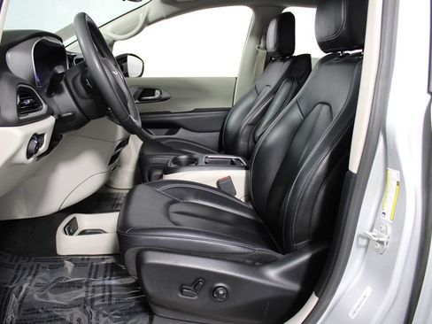 Used 2024 Chrysler Pacifica Touring-L FWD image 8
