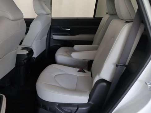 Used 2024 Toyota Grand Highlander AWD image 8