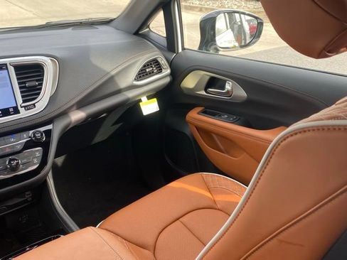 New 2026 Chrysler Pacifica Pinnacle AWD/4WD image 38