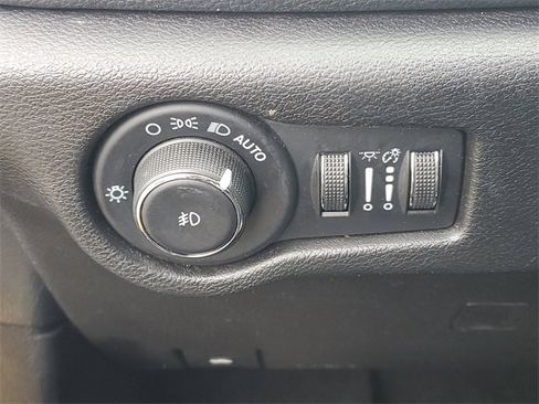 Certified 2021 Chrysler Pacifica Touring-L w/ Uconnect Theater Family Group image 20