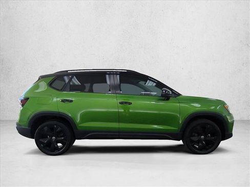 Used 2025 Volkswagen Taos SE FWD image 4