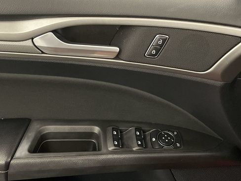 Used 2020 Ford Fusion SE FWD image 16