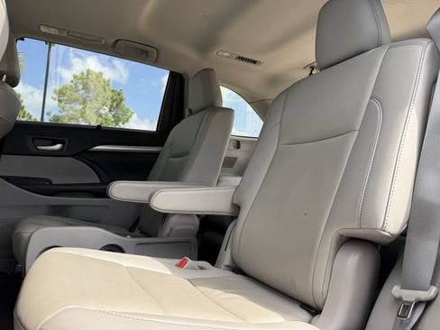 Used 2019 Toyota Highlander XLE AWD/4WD image 25