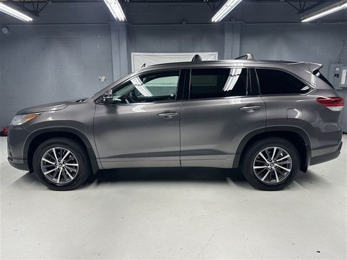Used 2017 Toyota Highlander XLE AWD/4WD image 10