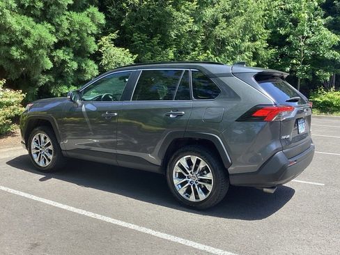 Used 2021 Toyota RAV4 XLE Premium AWD/4WD image 8