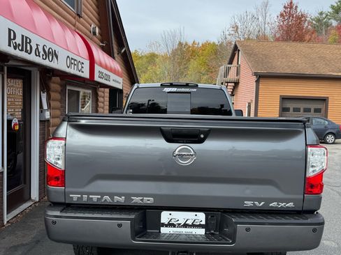 Used 2017 Nissan Titan SV image 5
