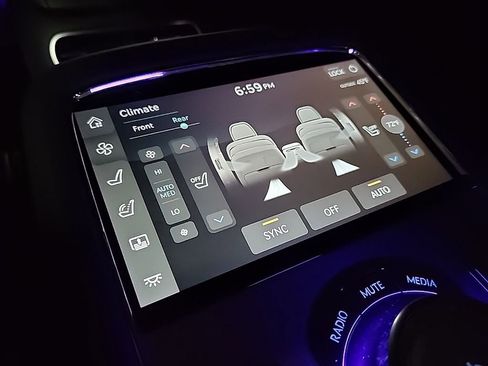 Used 2025 Genesis G90 3.5T image 34