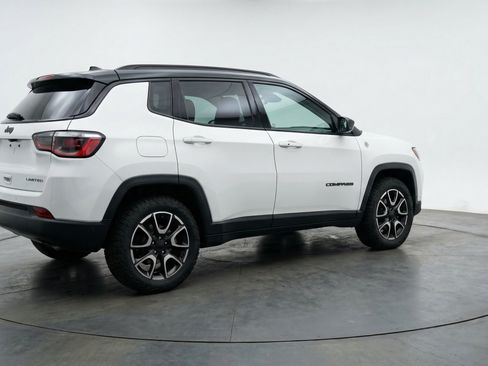 Used 2025 Jeep Compass Trailhawk AWD/4WD image 9