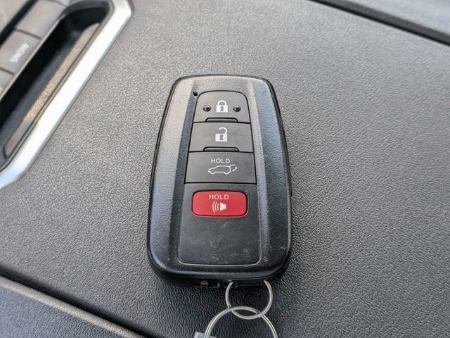 Used 2021 Toyota Highlander XLE FWD image 32