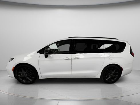 Used 2025 Chrysler Pacifica Limited FWD image 5