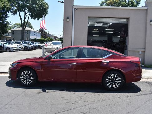 Used 2025 Nissan Altima 2.5 SV FWD image 9