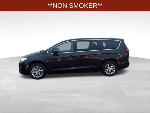 Used 2023 Chrysler Pacifica Touring-L image 4