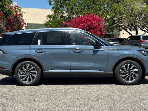 New 2026 Lincoln Aviator 2WD image 3