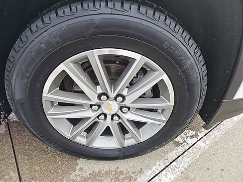 Used 2023 Chevrolet Traverse LT w/ Rear Camera Mirror Package image 4