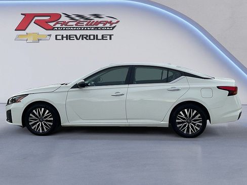 Used 2025 Nissan Altima 2.5 SV FWD image 2