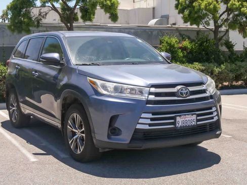Used 2018 Toyota Highlander LE w/ Carpet Mat Package (TMS) AWD/4WD image 3