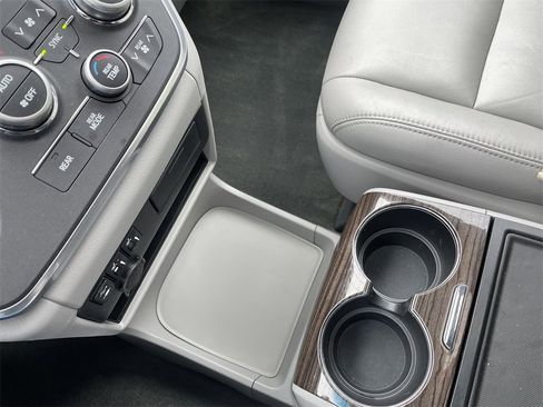 Used 2015 Toyota Sienna XLE image 21