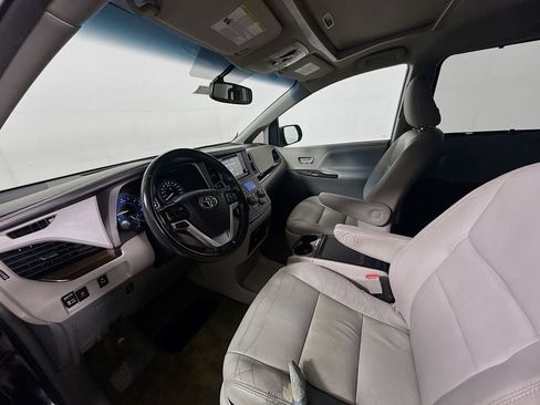 Used 2016 Toyota Sienna XLE image 9
