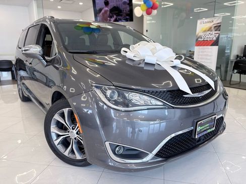 Used 2020 Chrysler Pacifica Limited w/ Tire & Wheel Group FWD image 3
