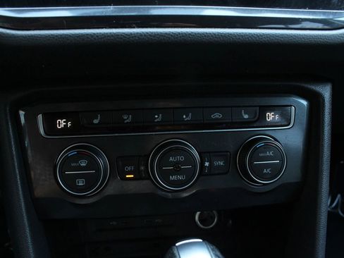 Used 2021 Volkswagen Tiguan SE image 42