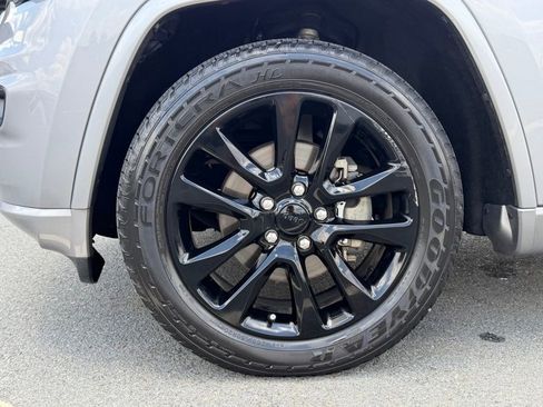 Used 2018 Jeep Grand Cherokee Altitude RWD image 11