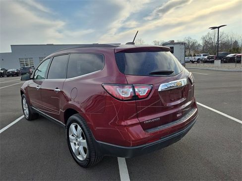 Used 2017 Chevrolet Traverse LT w/ Style and Technology Package image 5