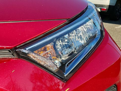 Used 2021 Toyota RAV4 XLE image 9