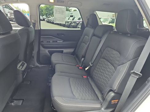 Used 2025 Nissan Pathfinder S AWD/4WD image 14