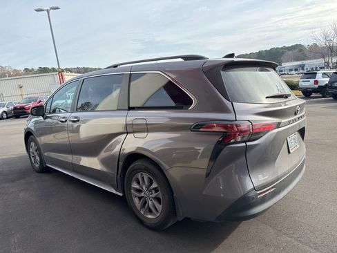 Used 2022 Toyota Sienna XLE image 11