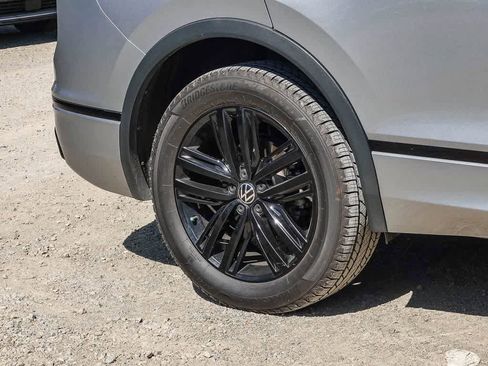 Used 2022 Volkswagen Tiguan SE R-Line image 9