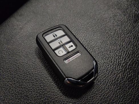 Used 2018 Honda Pilot Touring image 32
