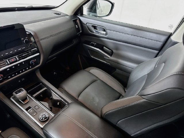 Used 2025 Nissan Pathfinder SL AWD/4WD image 23