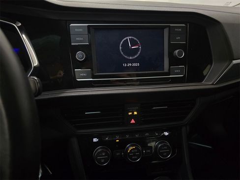 Used 2023 Volkswagen Jetta SE w/ Panoramic Sunroof Package image 27