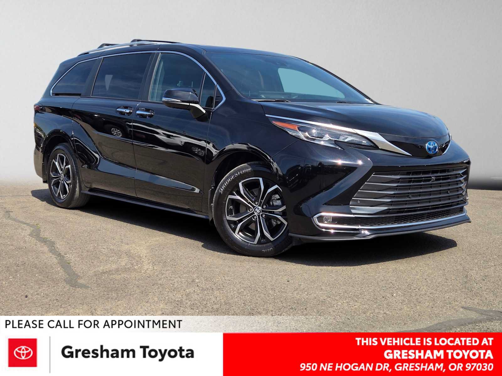 Certified 2025 Toyota Sienna Platinum AWD/4WD image 1