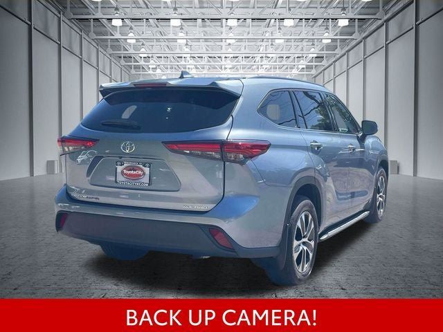 Used 2020 Toyota Highlander XLE AWD/4WD image 8