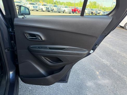 Used 2018 Chevrolet Trax LS AWD/4WD image 18