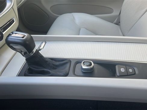 Used 2018 Volvo XC60 T5 Momentum w/ Vision Package image 24