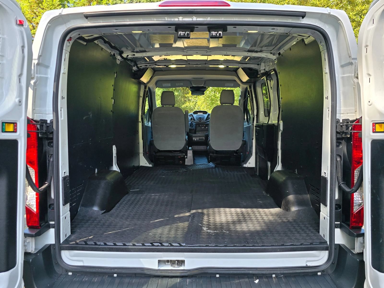 Used 2017 Ford Transit 250 130 Low Roof RWD image 5
