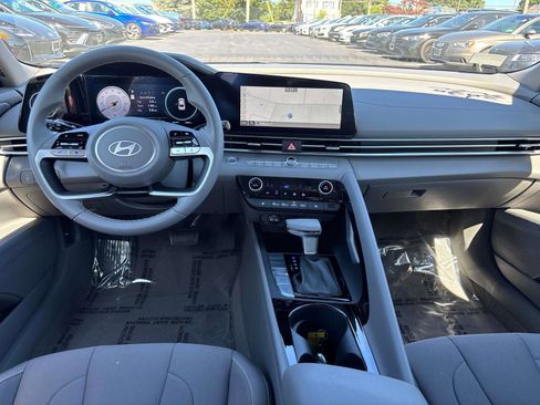 Used 2025 Hyundai Elantra SEL image 10