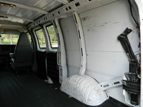 Used 2017 GMC Savana 2500 image 12